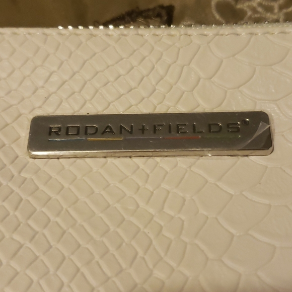 Rodan+Fields White Zip Clutch - Picture 4 of 7
